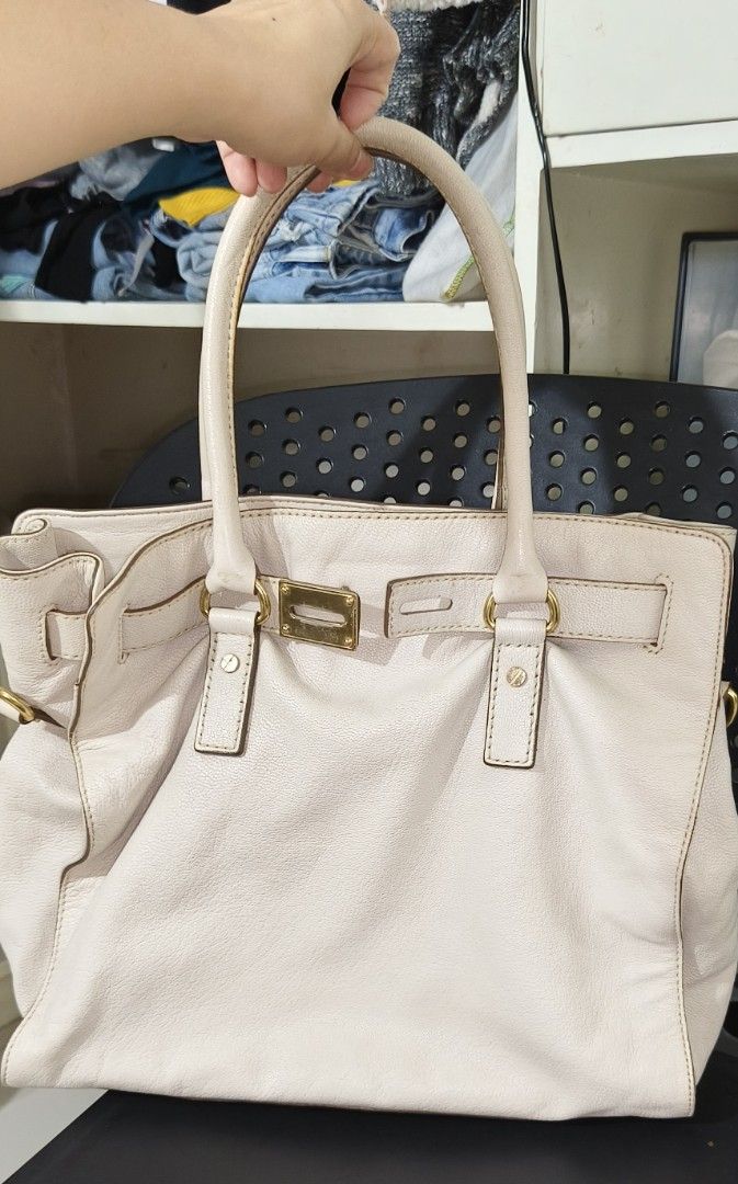 MK Large bag (Category: Luxury Bags & Wallets) located in San Juan City. Submitted by manlove.co (Listing ID 1391299352, Image 2). Description: rfs: too many bag.