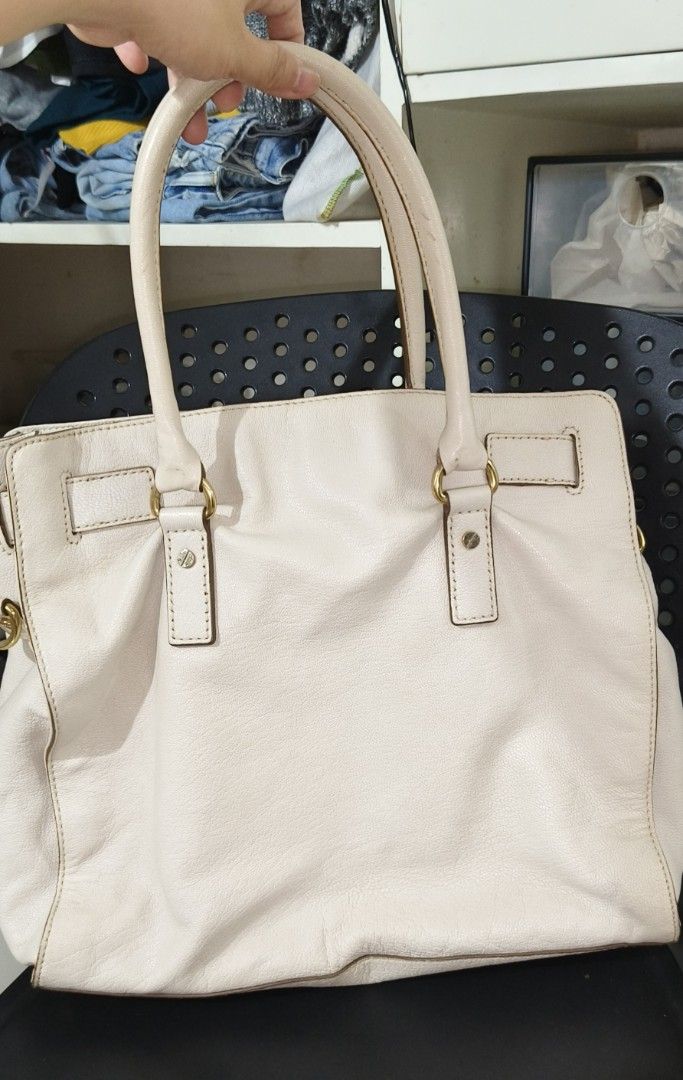 MK Large bag (Category: Luxury Bags & Wallets) located in San Juan City. Submitted by manlove.co (Listing ID 1391299352, Image 3). Description: rfs: too many bag.