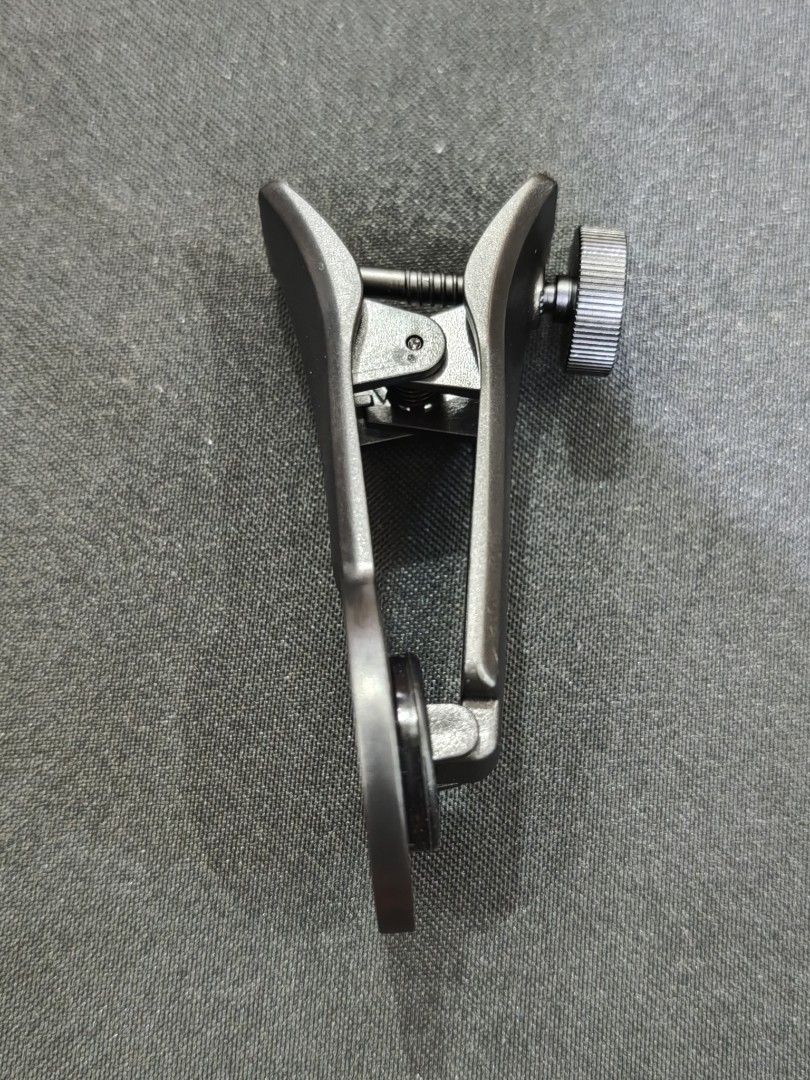 NEEWER Universal Phone Clamp for 17mm Threaded Lens (Category: Camera Bags & Carriers) located in Manila. Submitted by vitseal (Listing ID 1391321274, Image 2). Description: 17mm thread.