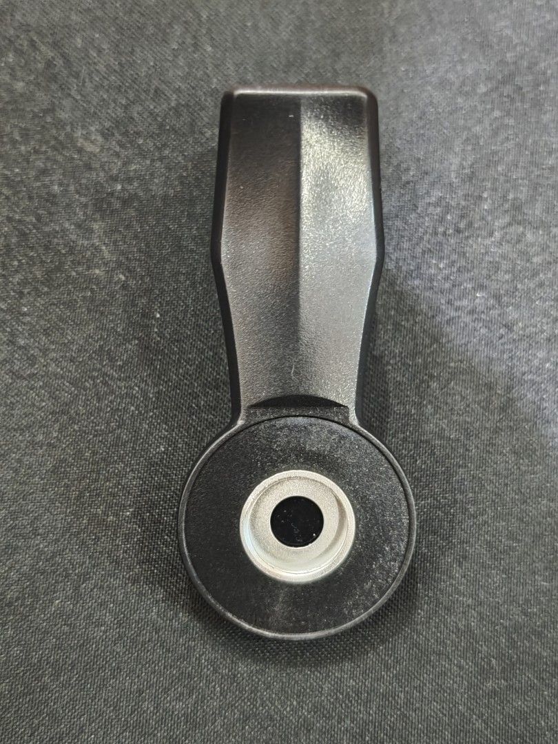 NEEWER Universal Phone Clamp for 17mm Threaded Lens (Category: Camera Bags & Carriers) located in Manila. Submitted by vitseal (Listing ID 1391321274, Image 1). Description: 17mm thread.