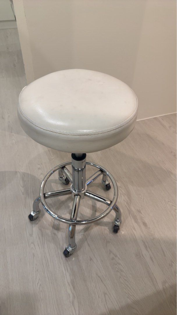 Rollable stool (Category: Chairs) located in Kuala Lumpur. Submitted by Jacksells (Listing ID 1391187526, Image 1). Description: Selling cause got a new massage bed and there’s new chair coming .