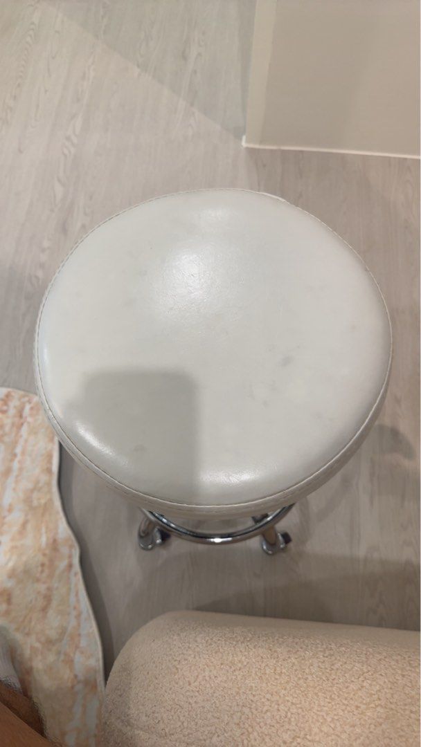 Rollable stool (Category: Chairs) located in Kuala Lumpur. Submitted by Jacksells (Listing ID 1391187526, Image 2). Description: Selling cause got a new massage bed and there’s new chair coming .