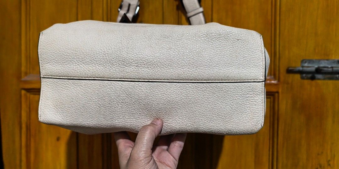 Shoulder bag (Category: Luxury Bags & Wallets) located in Manila. Submitted by khulet2008 (Listing ID 1391304523, Image 2). Description: 11.11 SALE!!! Karl Lagerfeld leather Pale pink color. Suppeeeerrrb ganda. With washable stain inside. Pls see pic. Can fit trifold umbrella..