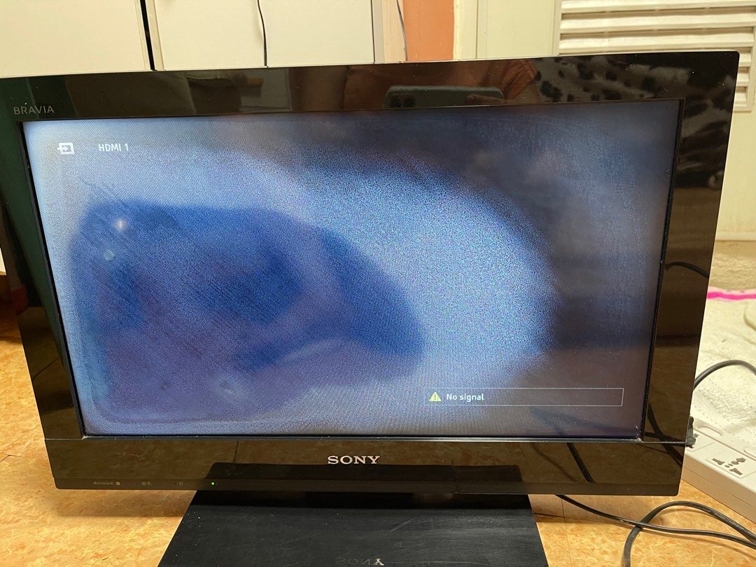 Sony bravia (Category: TV) located in Manila. Submitted by mayiiing (Listing ID 1391289631, Image 2). Description: May black po sa screen, wala din po remote kayo nalang po mag pagawa working naman po lahat. Dispose lang po ng gamit nakatambak nalang po kasi.