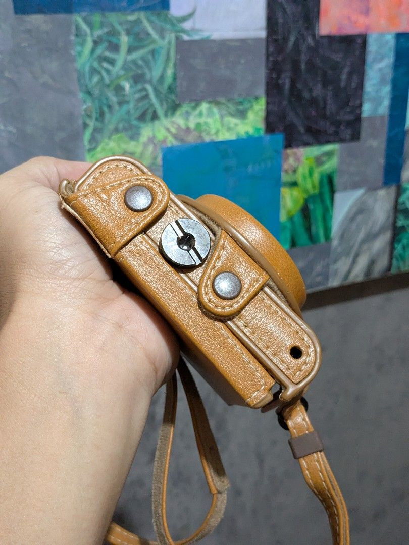 Sony Case for Cyber Shot RX100 Series Camera (Category: Camera Bags & Carriers) located in Makati City. Submitted by thepatentedmill.ph (Listing ID 1391350459, Image 3). Description: - Sony Case for Cyber Shot RX100 Series Camera - Used Good Condition - 8/10 Overall Cosmetics - This leather-look carrying case and strap protects your Cyber-shot™ RX100 series from bumps and shocks. A secure screw fixture and jacket-style design provide easy handlin