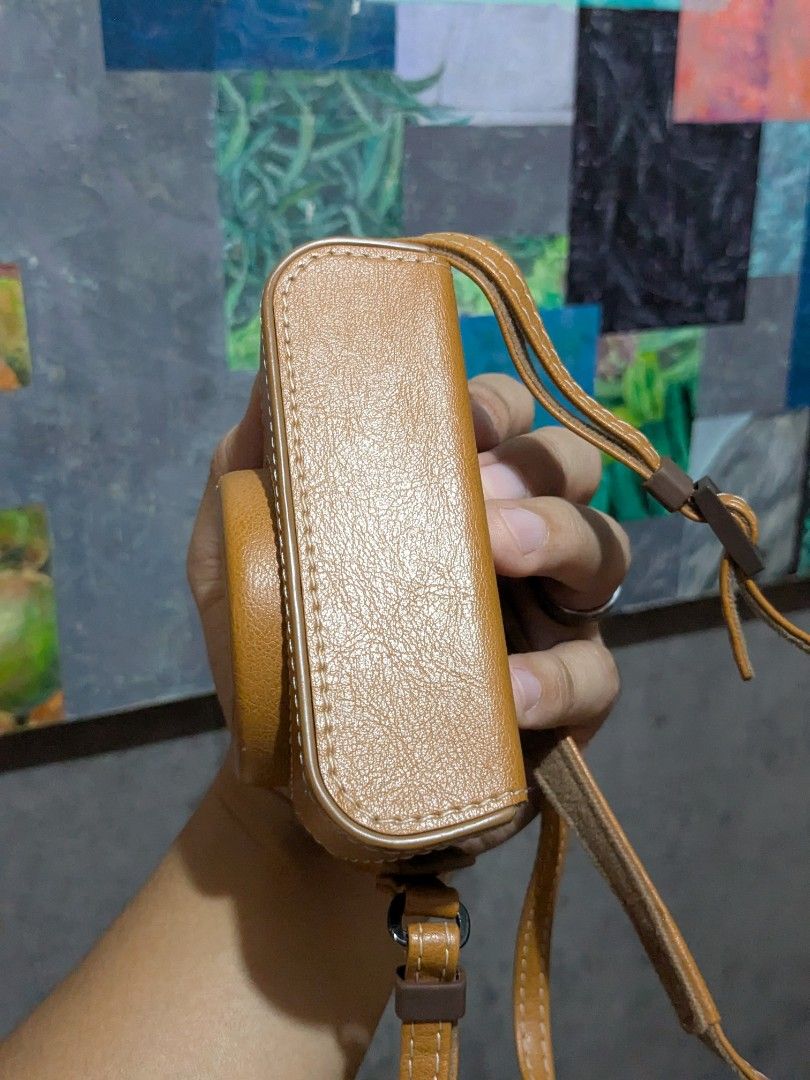 Sony Case for Cyber Shot RX100 Series Camera (Category: Camera Bags & Carriers) located in Makati City. Submitted by thepatentedmill.ph (Listing ID 1391350459, Image 2). Description: - Sony Case for Cyber Shot RX100 Series Camera - Used Good Condition - 8/10 Overall Cosmetics - This leather-look carrying case and strap protects your Cyber-shot™ RX100 series from bumps and shocks. A secure screw fixture and jacket-style design provide easy handlin