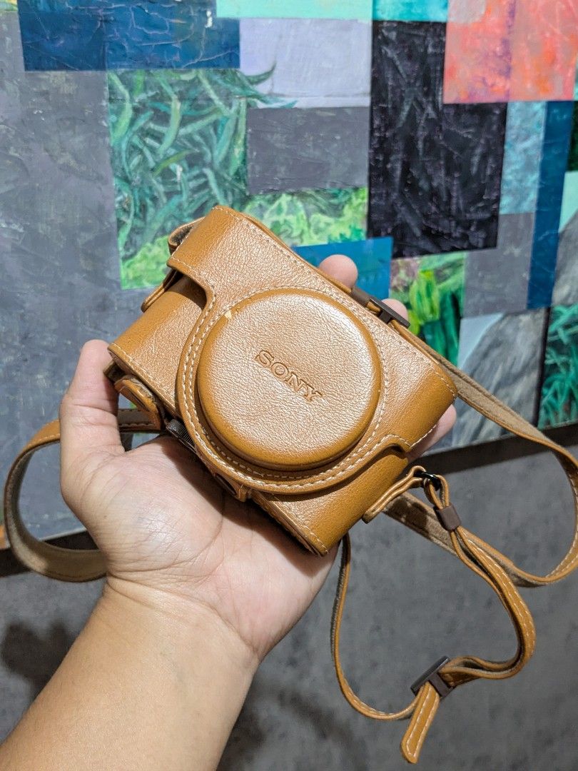 Sony Case for Cyber Shot RX100 Series Camera (Category: Camera Bags & Carriers) located in Makati City. Submitted by thepatentedmill.ph (Listing ID 1391350459, Image 1). Description: - Sony Case for Cyber Shot RX100 Series Camera - Used Good Condition - 8/10 Overall Cosmetics - This leather-look carrying case and strap protects your Cyber-shot™ RX100 series from bumps and shocks. A secure screw fixture and jacket-style design provide easy handlin