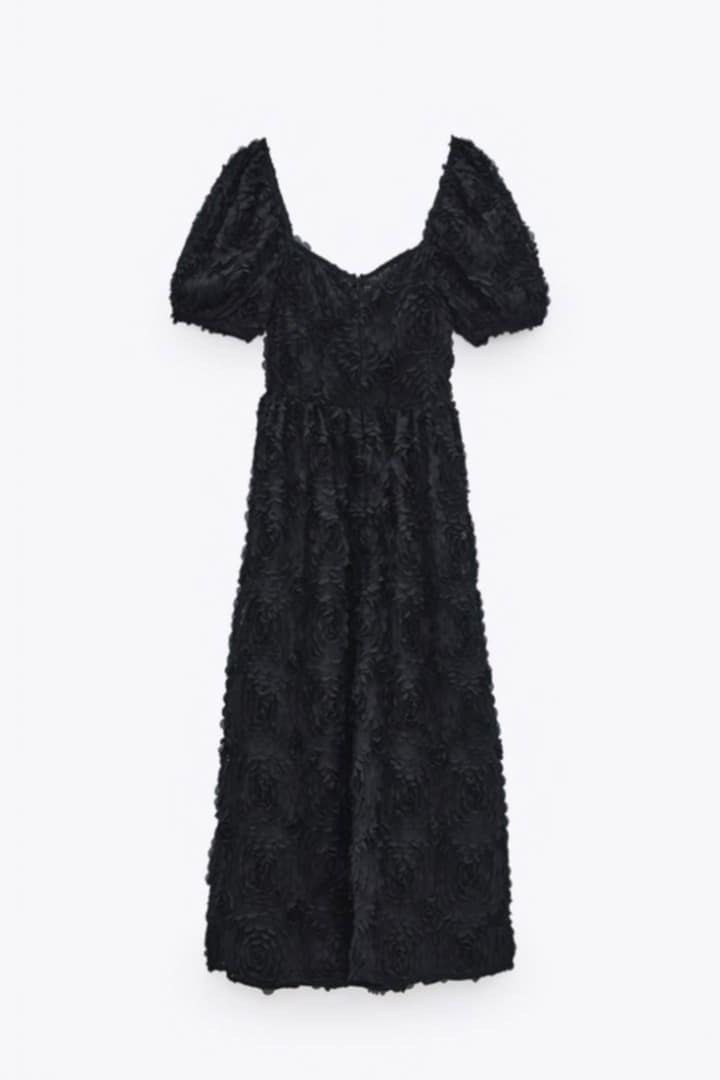 Zara Textured Dress (Category: Dresses) located in Bacoor. Submitted by catalina. (Listing ID 1391168459, Image 1). Description: Size: XS on tag Message me for more inquiries📩.