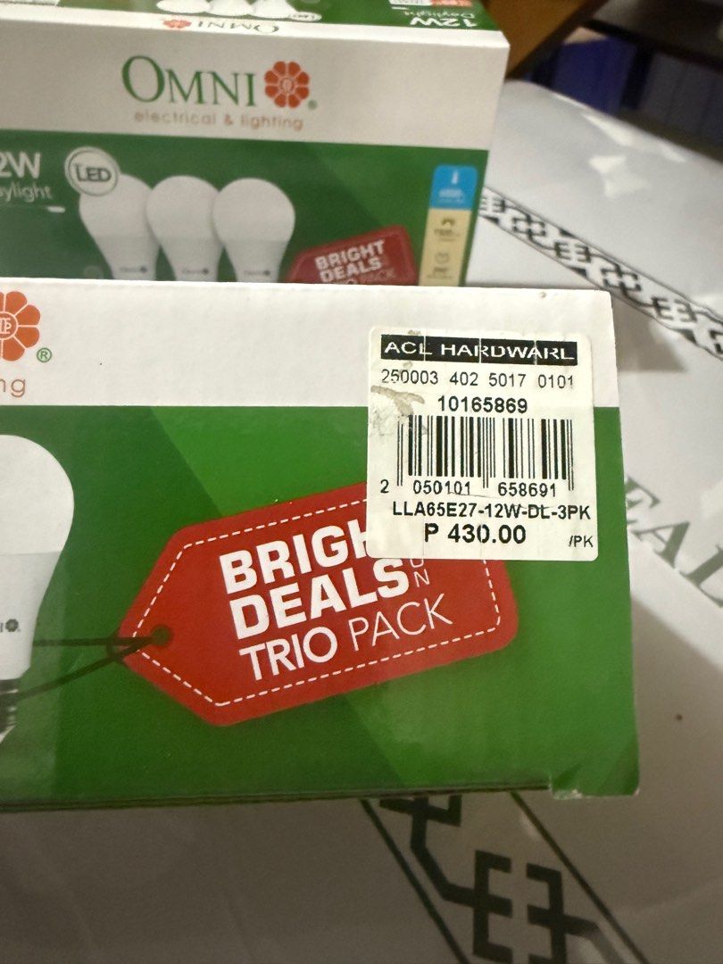 12W daylight LED Bulb (Category: Lighting) located in Cavite. Submitted by 0825cherry (Listing ID 1391373870, Image 3). Description: 430 original price for 1 box selling for 600 2 box RFS- yellow yung kulay ng light perfect for lampshade.