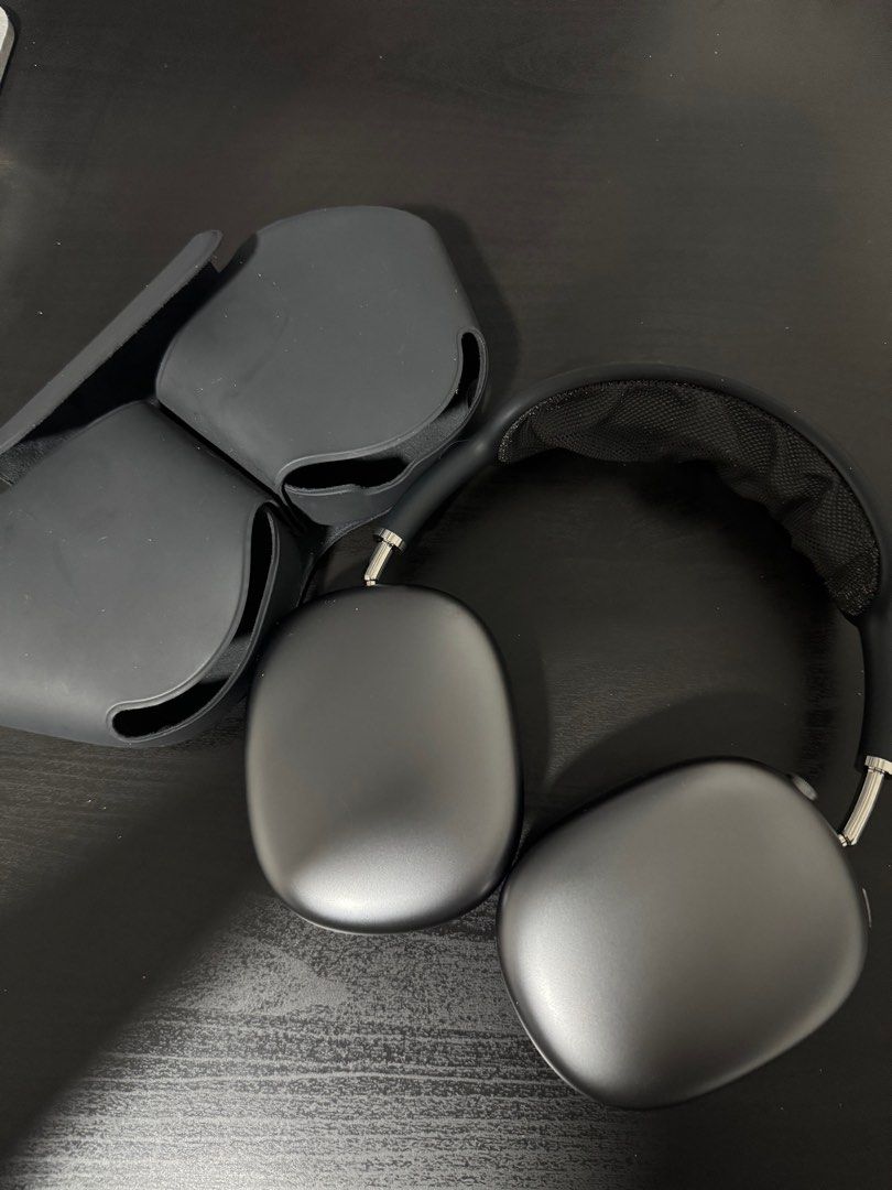 Airpods Max (Category: Earphones) located in Valenzuela. Submitted by juan011 (Listing ID 1391481426, Image 2). Description: For sale Airpods Max 1 (lightning) Slightly used Bought on marketplace Headphones only 100% authentic money back if fake .