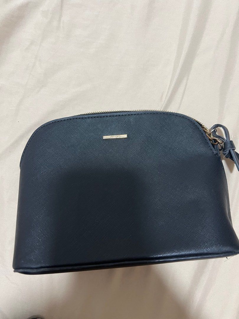 Aldo Chain Cross-body Bag (Black) (Category: Cross-body Bags) located in Marikina City. Submitted by sc00007 (Listing ID 1391384761, Image 1). Description: .