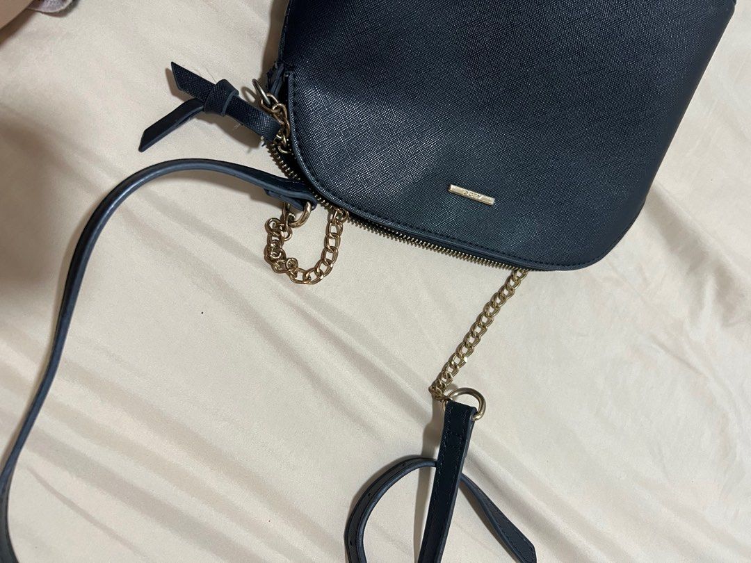 Aldo Chain Cross-body Bag (Black) (Category: Cross-body Bags) located in Marikina City. Submitted by sc00007 (Listing ID 1391384761, Image 2). Description: .