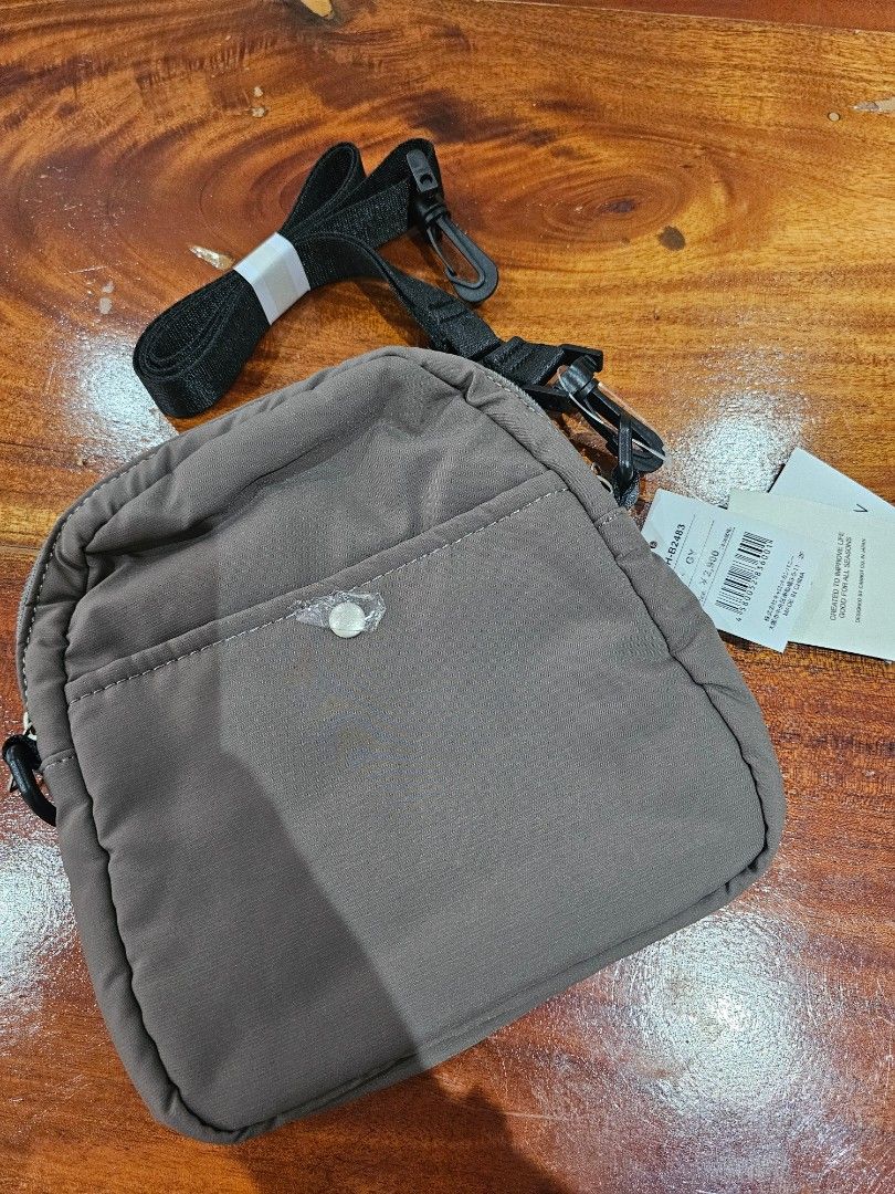 Anello Bag (Category: Cross-body Bags) located in Marikina City. Submitted by declutter_closet_ph (Listing ID 1391480038, Image 1). Description: .