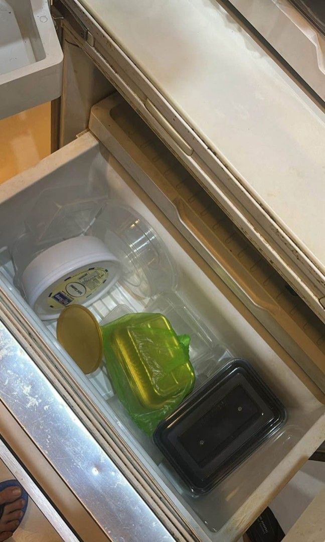 Bagsak Presyo Refrigerator Secondhand (Category: Refrigerators and Freezers) located in Manila. Submitted by read_description (Listing ID 1391518750, Image 3). Description: Top part is still working Problem: trouble locking the bottom freezer (last pic) lack of freon.