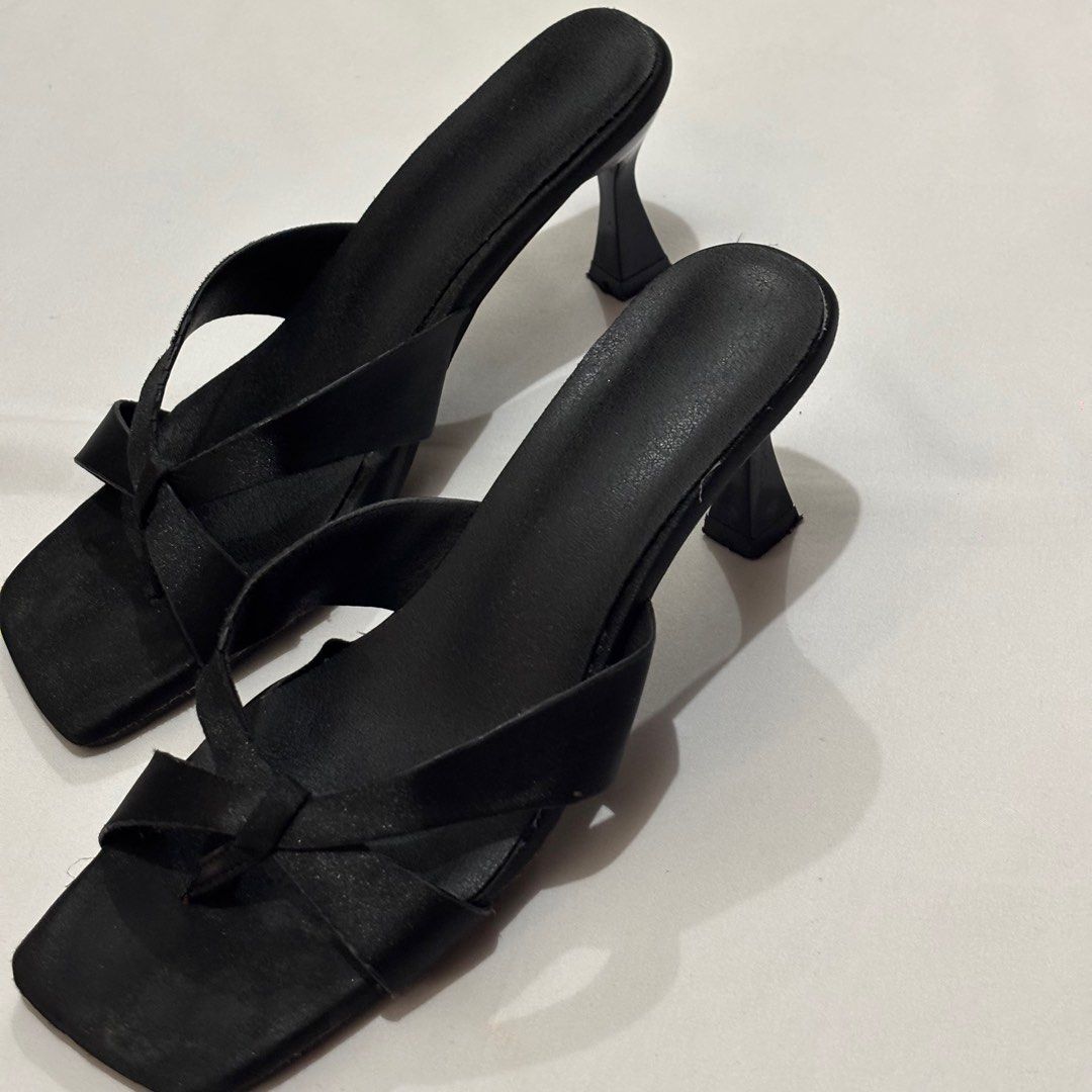 black heels (Category: Heels) located in Manila. Submitted by ace_clutter (Listing ID 1391535883, Image 3). Description: Mod: lalamove/angkas padala/ joyride delivery Mop:gcasg/banktrans.