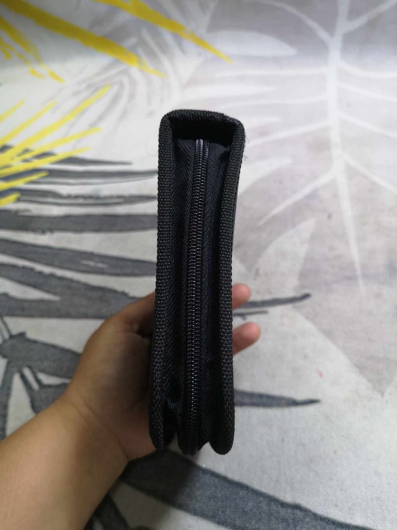 Black Zipper Closure CD Storage (Category: Portable Audio Accessories) located in Santa Cruz. Submitted by jmy_surplus.2 (Listing ID 1391425005, Image 2). Description: Size ; L - 6 W - 6 Color ; Black Type ; CD Storage Brand ; No brand Material ; Nylon Style ; Black CD Storage LG 119 JMY 5 Batch #147.