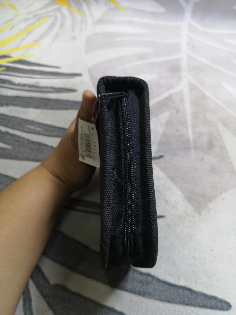 Black Zipper Closure CD Storage (Category: Portable Audio Accessories) located in Santa Cruz. Submitted by jmy_surplus.2 (Listing ID 1391425005, Image 3). Description: Size ; L - 6 W - 6 Color ; Black Type ; CD Storage Brand ; No brand Material ; Nylon Style ; Black CD Storage LG 119 JMY 5 Batch #147.