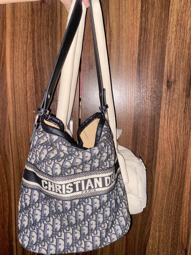 Bundle Bags / Take all bags (Category: Shoulder Bags) located in Manila. Submitted by _ayish21 (Listing ID 1391541787, Image 2). Description: such a steal! saur pretty!.