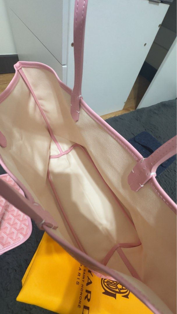 G0YARD Tote bag (Category: Shoulder Bags) located in Davao. Submitted by aklaire06 (Listing ID 1391502916, Image 3). Description: Please be noted NOT original (class A bag) Good quality. Haven’t been used. Bought it for ₱2500. Señling it for a reasonable price..