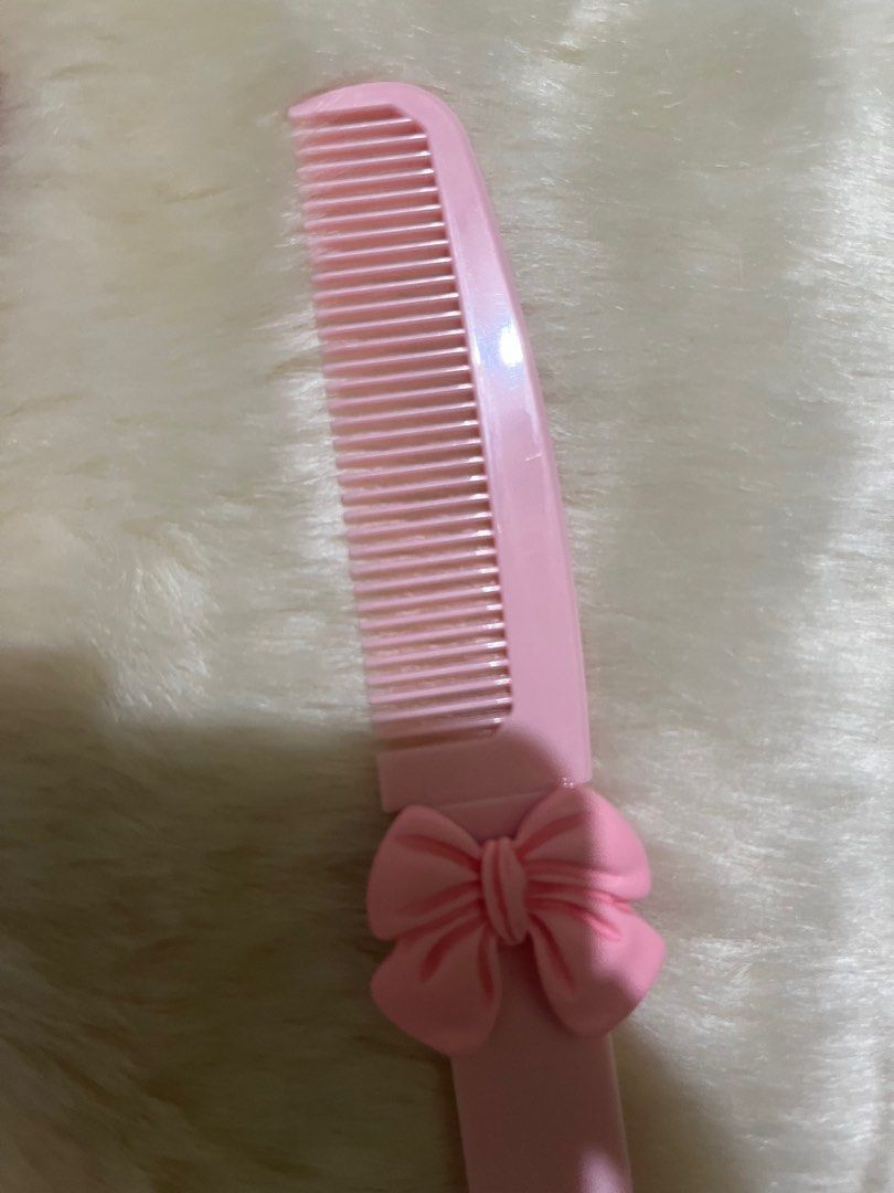 Hello Kitty Mirror and Comb (Category: Face Care) located in Malolos. Submitted by timelesstreasuresthrift (Listing ID 1391530910, Image 2). Description: MOP: GCash/ GoTyme/ SeaBank/ Maya/BPI Delivery: J&T/Flash/LBC RFS: Need extra funds Note: * Payment first policy * Can do meet-up if around Malolos, Bulacan only * Price Negotiable.