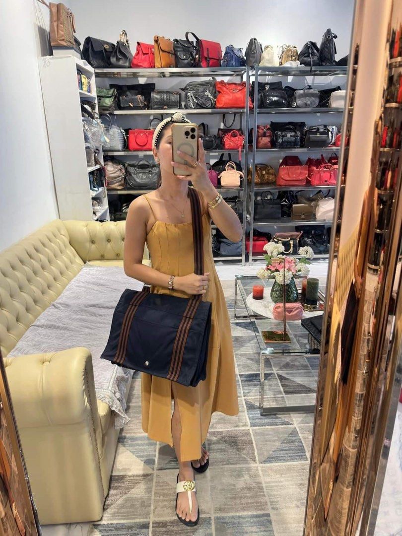Hermes Messenger Bag Authentic💯🎌 (Category: Luxury Bags & Wallets) located in Davao. Submitted by SecondhandItems97 (Listing ID 1391431659, Image 3). Description: Large size With generic dustbag only.