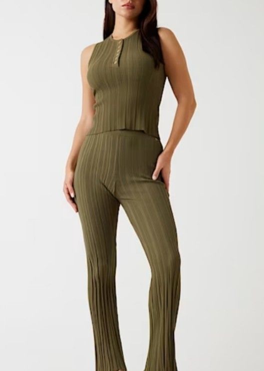 h&m olive green pleated flare pants (Category: Jeans) located in San Fernando. Submitted by ansh3 (Listing ID 1391453517, Image 1). Description: garterized waist laid flat 22-30 Length 39 XS on tag bought this for 1k+ hard to let gooo :(.