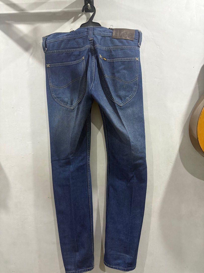 Lee Jeans slim fit (Category: Jeans) located in Pasig City. Submitted by robcruz21 (Listing ID 1391538870, Image 3). Description: Lee Jeans regular fit. Size 31 Like new Bought it for 1200 RFS: wrong size.