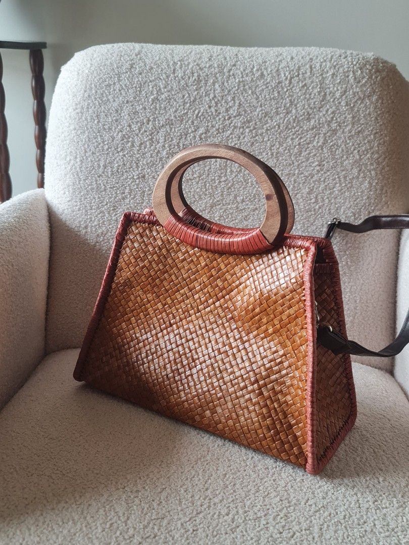 Medium tote bag- MOVING OUT SALE (Category: Luxury Bags & Wallets) located in Manila. Submitted by artisanhomes (Listing ID 1391380398, Image 2). Description: Bought at Shangri-La Boracay for 1800 php. Used only twice while on holiday. Lightweight and stylish, crafted from pandan leaves with a wooden double handle. Spacious enough for essentials, plus comes with a removable, adjustable strap for cross-body wear and zip closure. pick up at Proscen