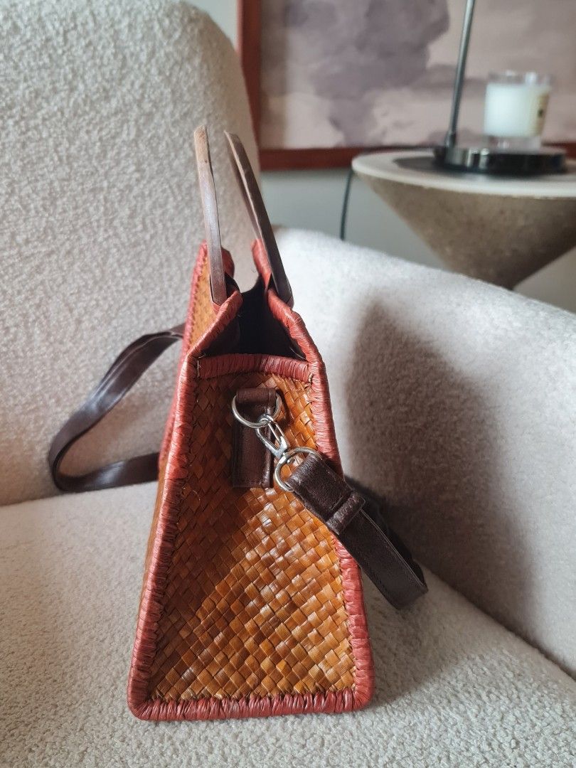Medium tote bag- MOVING OUT SALE (Category: Luxury Bags & Wallets) located in Manila. Submitted by artisanhomes (Listing ID 1391380398, Image 3). Description: Bought at Shangri-La Boracay for 1800 php. Used only twice while on holiday. Lightweight and stylish, crafted from pandan leaves with a wooden double handle. Spacious enough for essentials, plus comes with a removable, adjustable strap for cross-body wear and zip closure. pick up at Proscen