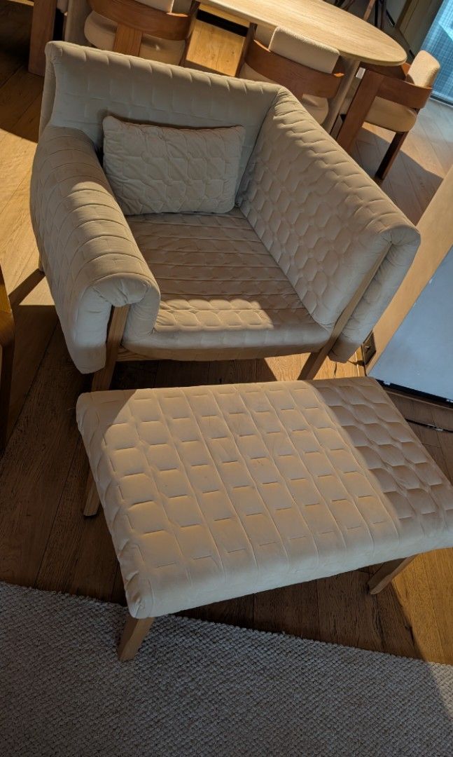 Modern and elegant single couch (Category: Sofas) located in Makati City. Submitted by happyeliz (Listing ID 1391491777, Image 2). Description: single couch with leg rest, very spacious and comfortable..