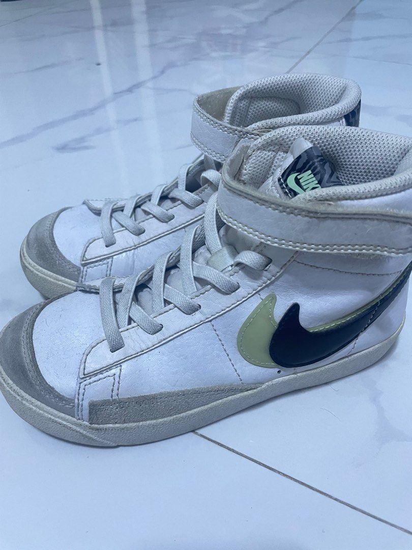 Nike Mid Blazer ‘77 (Category: Babies & Kids Fashion) located in Caloocan City. Submitted by cmjdlrs (Listing ID 1391521943, Image 1). Description: - Original Nike Blazer for Kids - padala lang from abroad - seldom used (nagamit for 3x only but natambak na po ito) - no major flaws (madumi lang po) - no sole separation as in very useable pa and good condition - rfs: maliit na po sa anak ko - Size chart included (US 13C / 19cm).