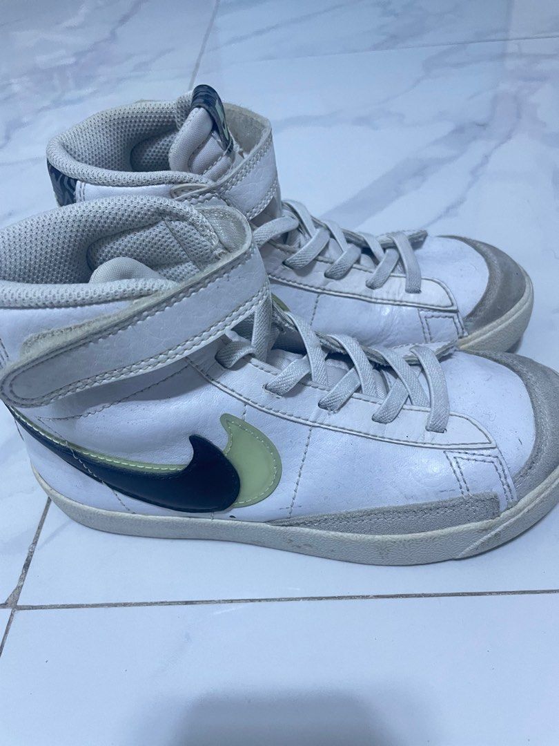 Nike Mid Blazer ‘77 (Category: Babies & Kids Fashion) located in Caloocan City. Submitted by cmjdlrs (Listing ID 1391521943, Image 2). Description: - Original Nike Blazer for Kids - padala lang from abroad - seldom used (nagamit for 3x only but natambak na po ito) - no major flaws (madumi lang po) - no sole separation as in very useable pa and good condition - rfs: maliit na po sa anak ko - Size chart included (US 13C / 19cm).