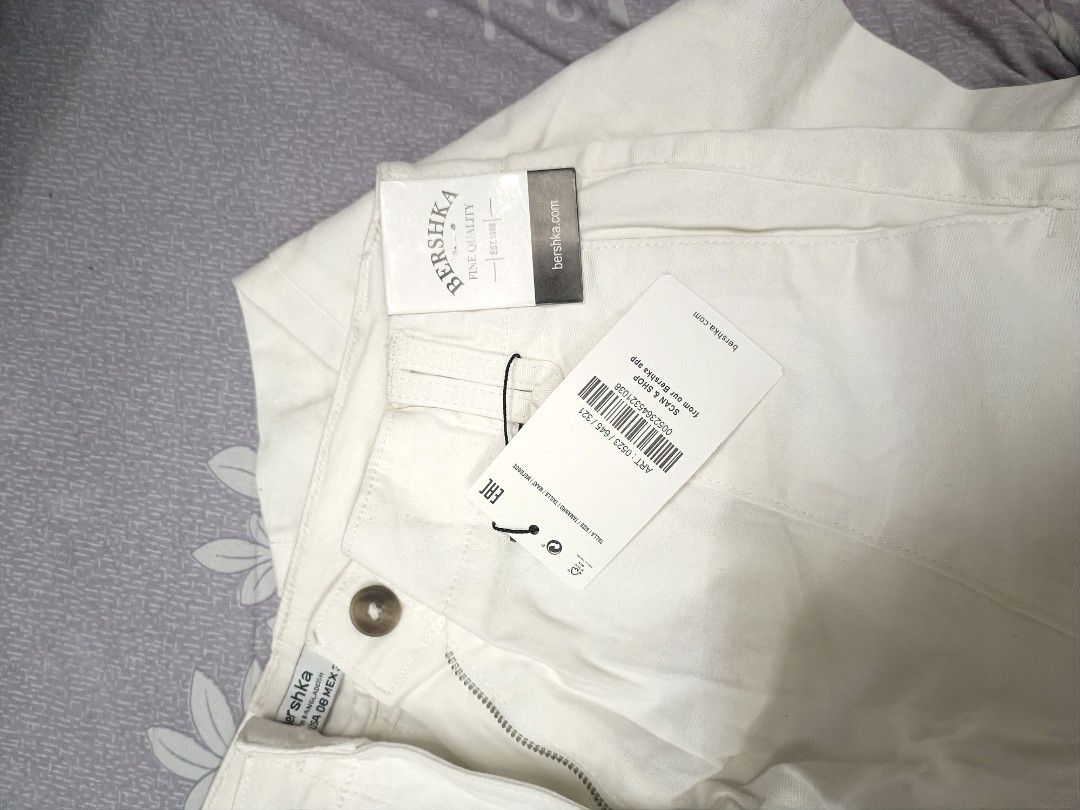 Original Bershka Cargo Pants Off white (Category: Other Bottoms) located in Makati City. Submitted by ja_23 (Listing ID 1391400385, Image 2). Description: BNEW BERSHKA CARGO SIZE 32 off white.