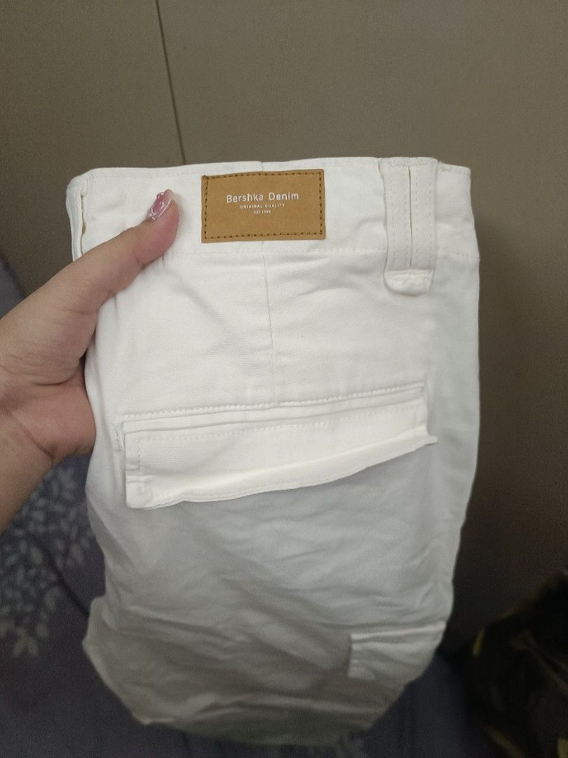 Original Bershka Cargo Pants Off white (Category: Other Bottoms) located in Makati City. Submitted by ja_23 (Listing ID 1391400385, Image 3). Description: BNEW BERSHKA CARGO SIZE 32 off white.
