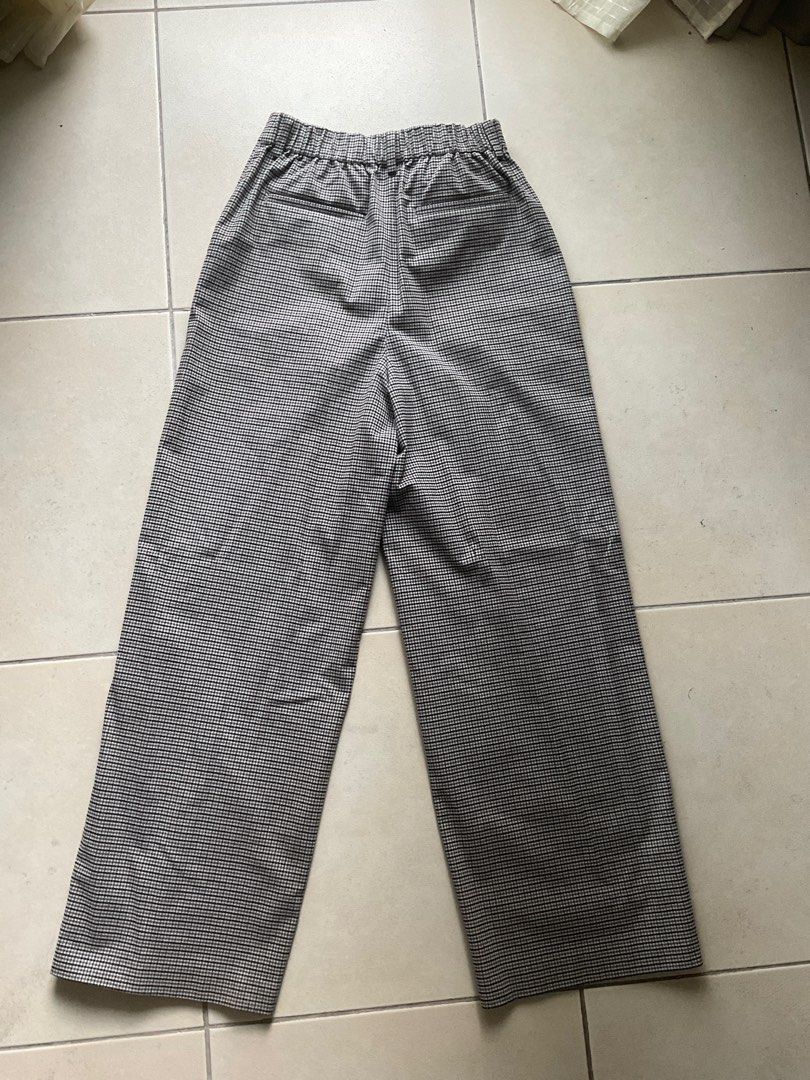 straight trousers uniqlo (Category: Other Bottoms) located in Manila. Submitted by frootjooce (Listing ID 1391422697, Image 3). Description: never been used :( gcash j&t or same day delivery.