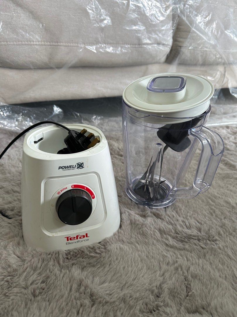 Tefal blender (Category: Juicers, Blenders & Grinders) located in Kuala Lumpur. Submitted by temmeneo (Listing ID 1391516035, Image 1). Description: Only used to blend juice before.