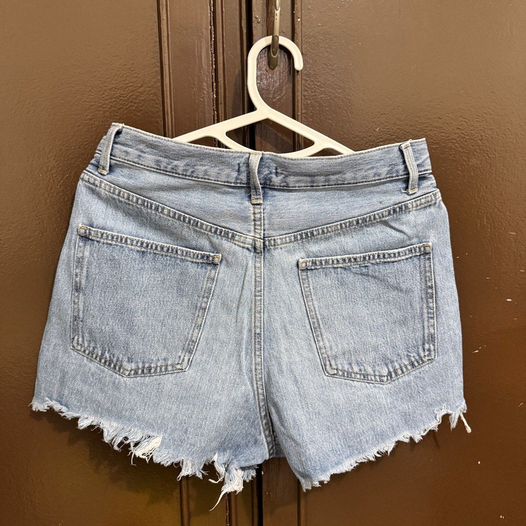 Uniqlo Denim Short (Category: Shorts) located in Pasig City. Submitted by amdlt (Listing ID 1391485504, Image 2). Description: Size 27.
