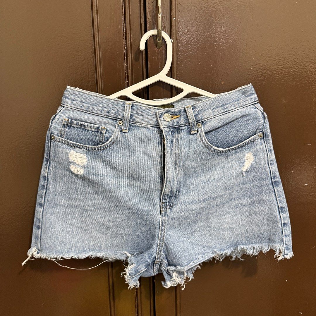 Uniqlo Denim Short (Category: Shorts) located in Pasig City. Submitted by amdlt (Listing ID 1391485504, Image 1). Description: Size 27.