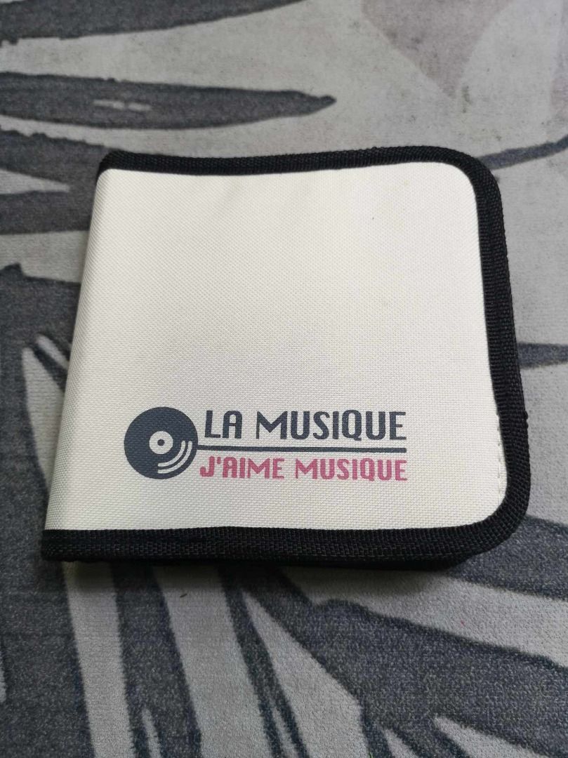 White Zipper Closure CD Storage (Category: Portable Audio Accessories) located in Santa Cruz. Submitted by jmy_surplus.2 (Listing ID 1391426379, Image 1). Description: Size ; L - 6 W - 6 Color ; White Type ; CD Storage Brand ; No brand Material ; Nylon Style ; White CD Storage LG 119 JMY 5 Batch #147.