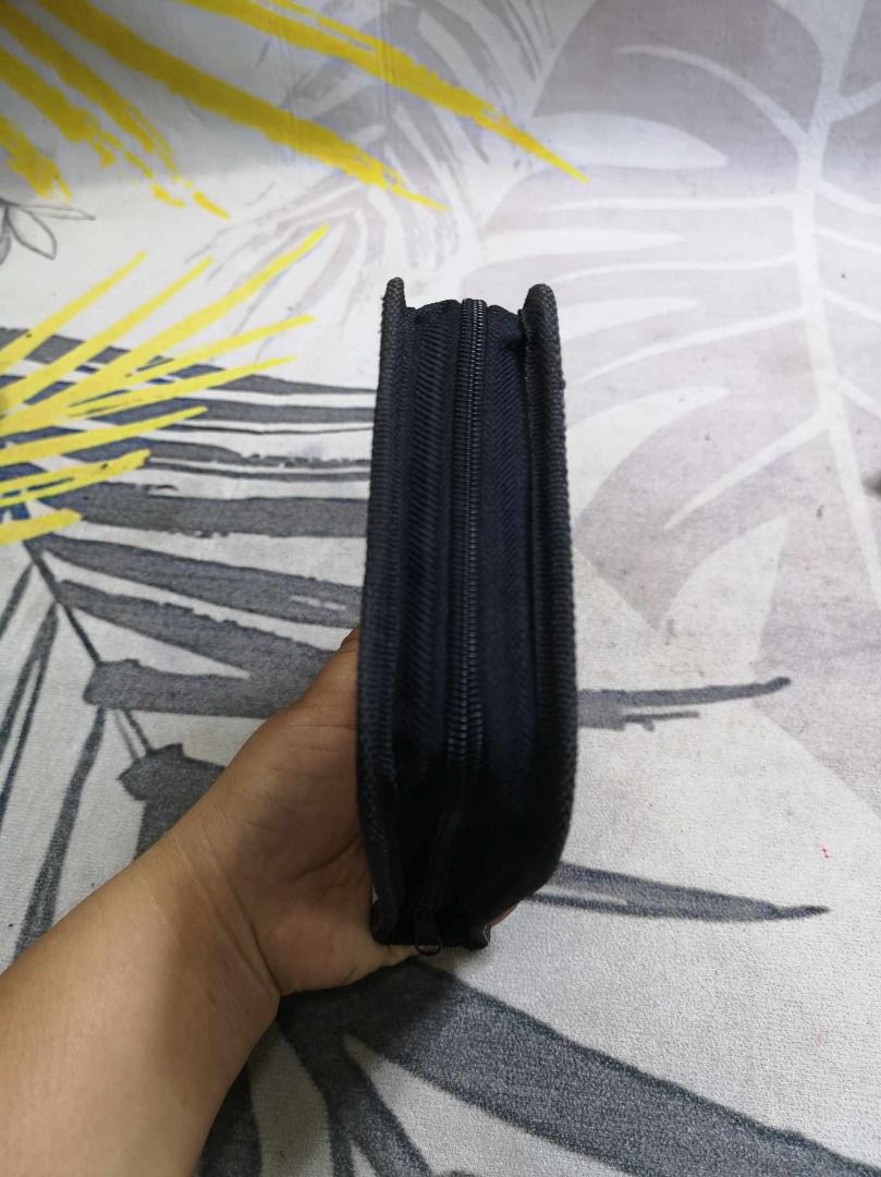 White Zipper Closure CD Storage (Category: Portable Audio Accessories) located in Santa Cruz. Submitted by jmy_surplus.2 (Listing ID 1391426379, Image 3). Description: Size ; L - 6 W - 6 Color ; White Type ; CD Storage Brand ; No brand Material ; Nylon Style ; White CD Storage LG 119 JMY 5 Batch #147.