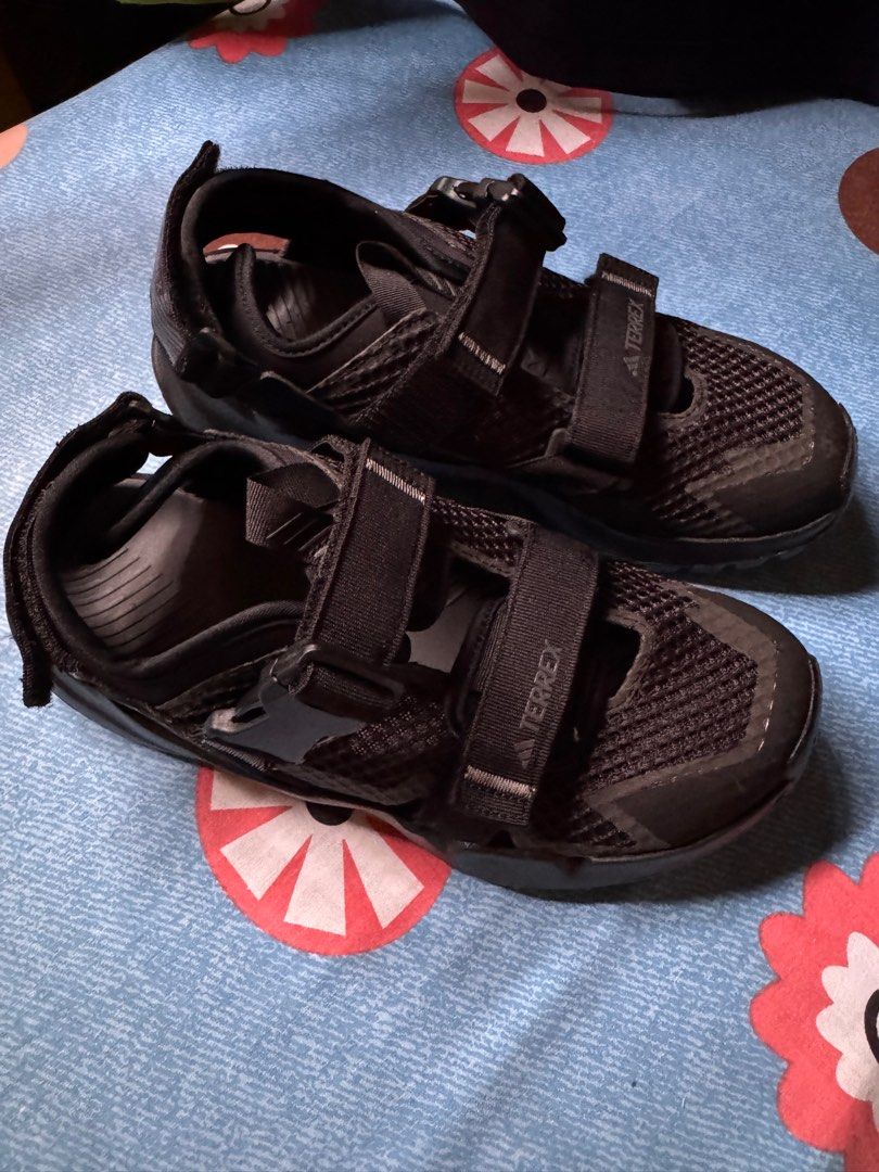 Adidas sandals US 8 men’s (Category: Sneakers) located in Batangas. Submitted by kheanknox29 (Listing ID 1391596457, Image 2). Description: Brand new No tag No inclusion Sandals only Never been used Padala galing UK D maga2mit nung anak k Size US 8 Pm me.
