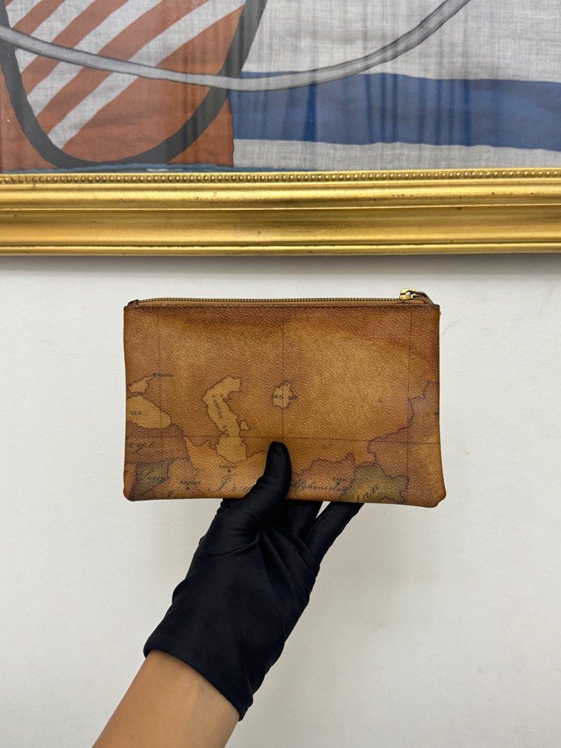 Alviero martini long zippy wallet (Category: Luxury Bags & Wallets) located in Rizal. Submitted by houseofbell (Listing ID 1391635276, Image 3). Description: Still goodcondition No flaws 7.5x5 inches.