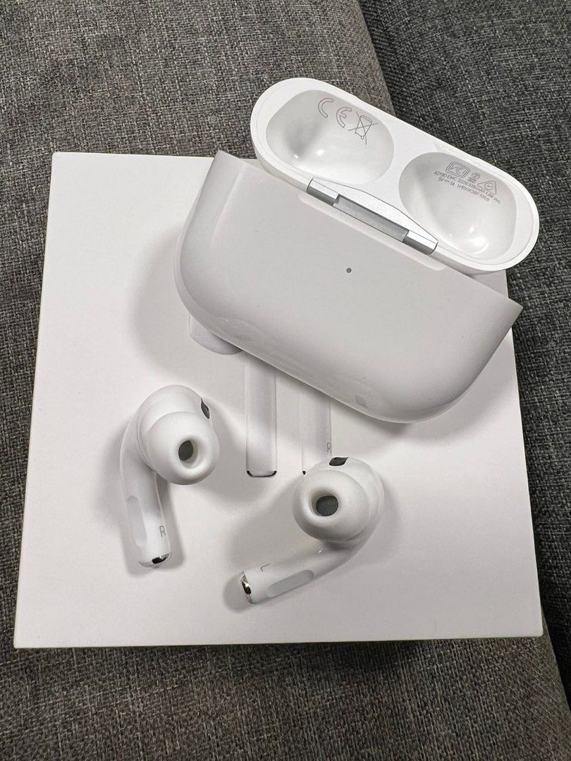 Apple AirPods Pro 1st Generation with Wireless MagSafe Charging Case