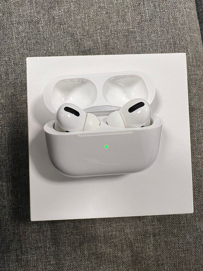 Apple AirPods Pro 1st Generation with Wireless MagSafe Charging Case