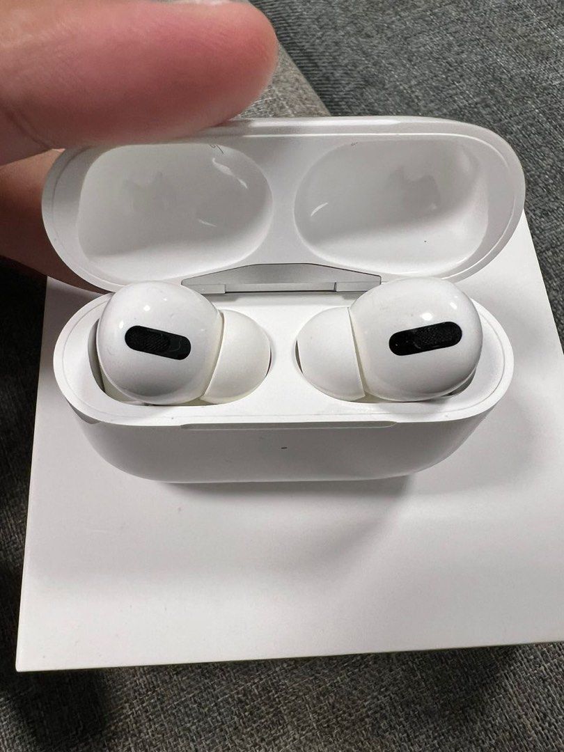 Apple AirPods Pro 1st Generation with Wireless MagSafe Charging Case
