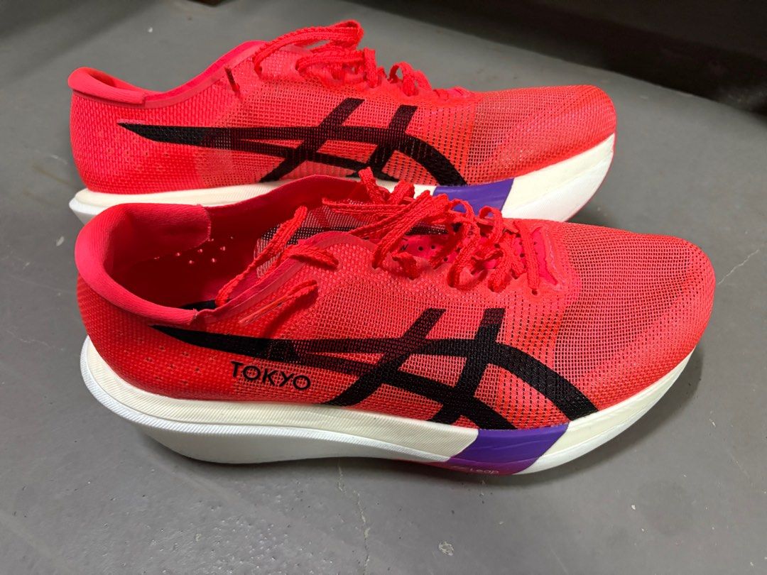 Asics Metaspeed Sky Tokyo (Category: Sneakers) located in Singapore. Submitted by solegood05 (Listing ID 1391674576, Image 1). Description: - Asics Metaspeed Sky Tokyo edition. - Eye-catching red and black colour - Designed for race day and key workouts - Excellent condition - Ready for your next run -Used 2x only for test run -RRP $379 -Comes with Box.