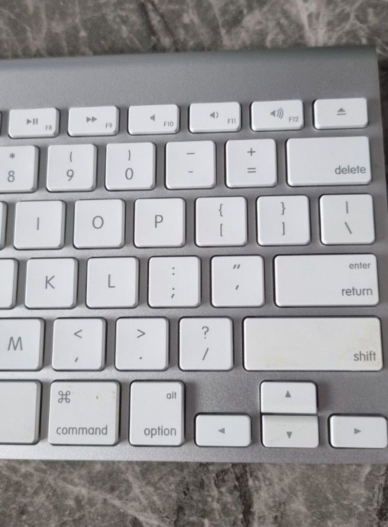Auth APPLE Magic Wireless Keyboard A1314 (Category: Computer Keyboard) located in Muntinlupa City. Submitted by thriftstorypremiumshop (Listing ID 1391740505, Image 3). Description: auth Apple Magic keyboard. all keys functional. like new. operated with two AA Batteries..