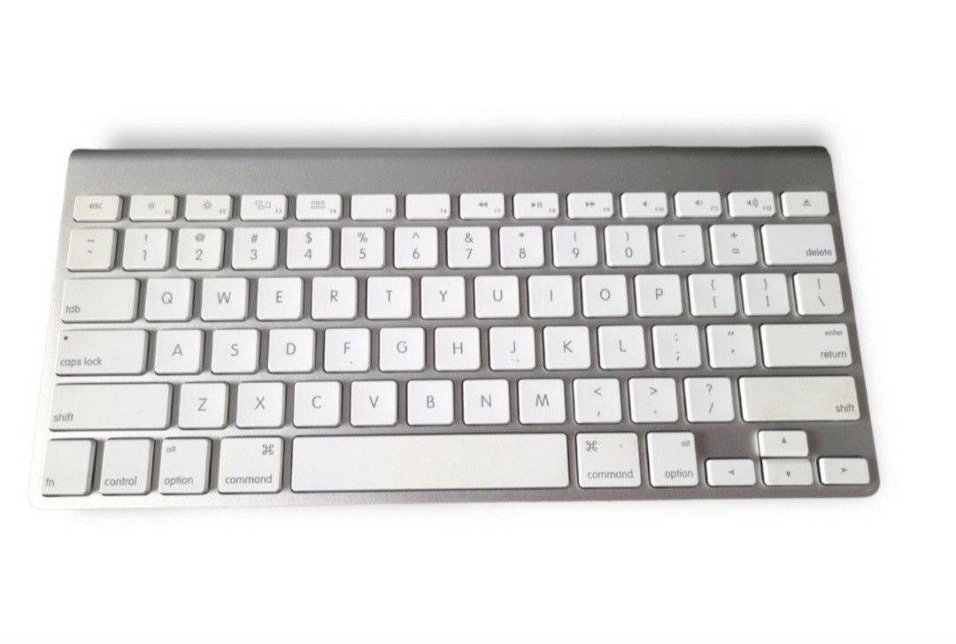 Auth APPLE Magic Wireless Keyboard A1314 (Category: Computer Keyboard) located in Muntinlupa City. Submitted by thriftstorypremiumshop (Listing ID 1391740505, Image 1). Description: auth Apple Magic keyboard. all keys functional. like new. operated with two AA Batteries..