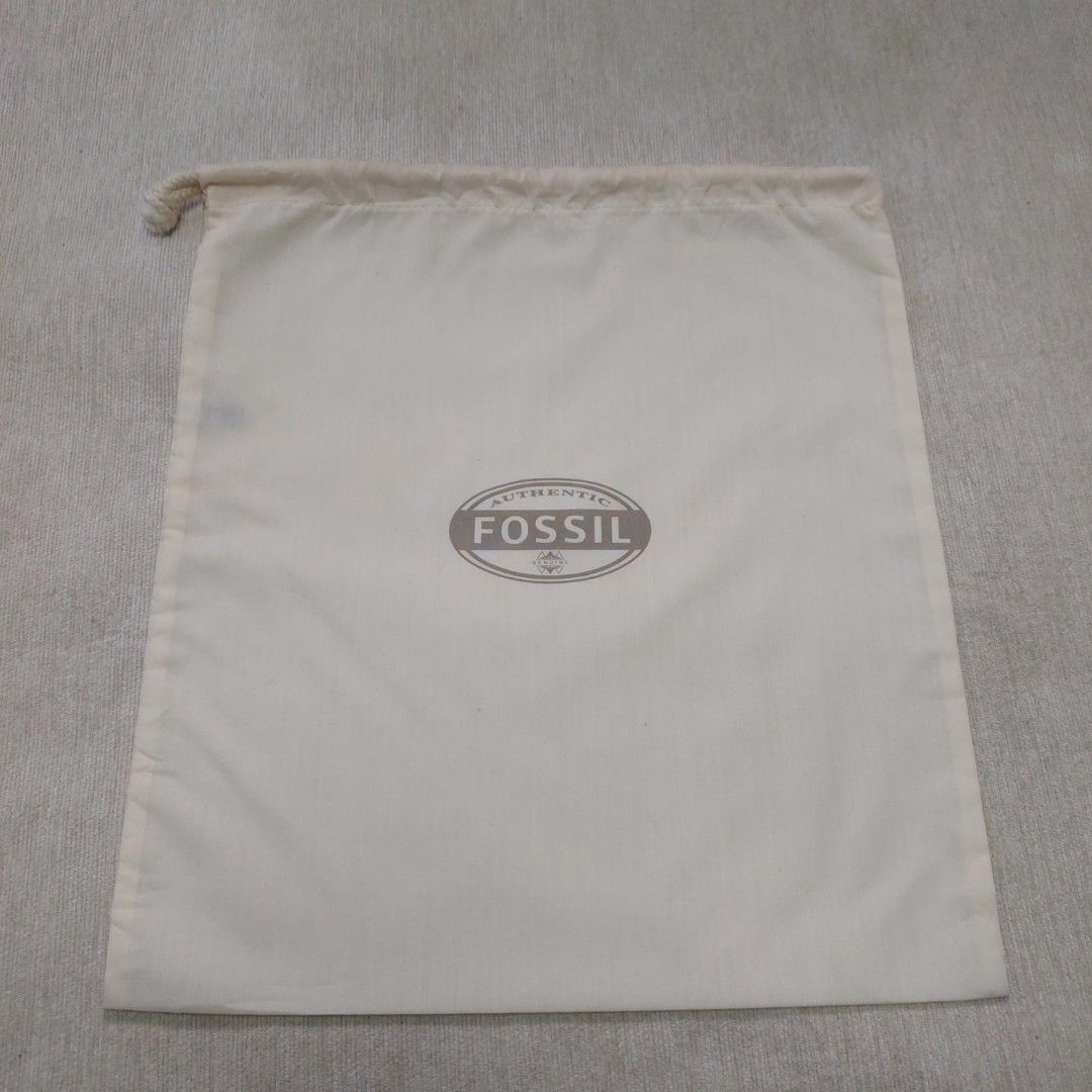 Authentic Fossil dust bag 15x13 inches (Category: Luxury Bags & Wallets) located in Manila. Submitted by jfluxury.co (Listing ID 1391604247, Image 2). Description: excellent condition no flaws bought in Japan 🇯🇵 💯% Authentic. 😊 Money back guarantee. 😊 Clean and ready to use na.