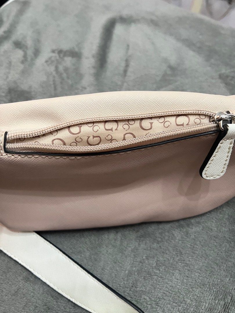 Authentic Guess beltbag (light pink) (Category: Luxury Bags & Wallets) located in Quezon City. Submitted by myfabpreloved (Listing ID 1391564889, Image 3). Description: Authentic Bought in US With minimal flaw — discoloration (bluish) as seen s photo pakicheck nlng po maigi. No other issue aside from that .